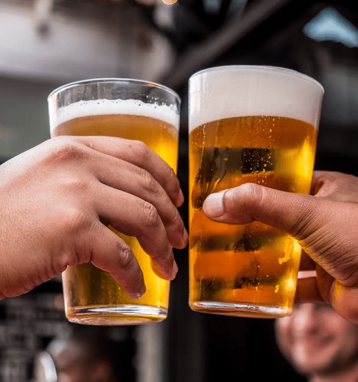 foto de dois copos de cerveja