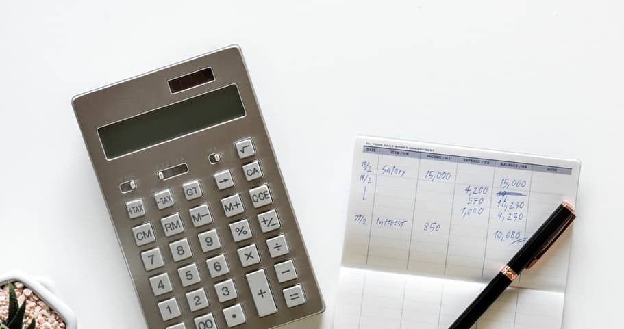calculadora, papel e caneta: itens essenciais antes de pedir um empréstimo pessoal