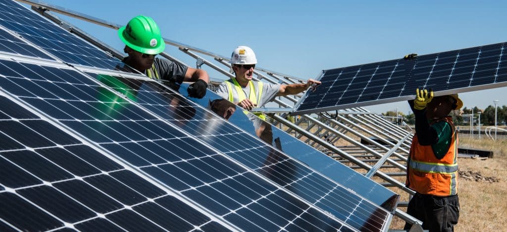 engenheiros instalando um sistema de energia solar fotovoltaica