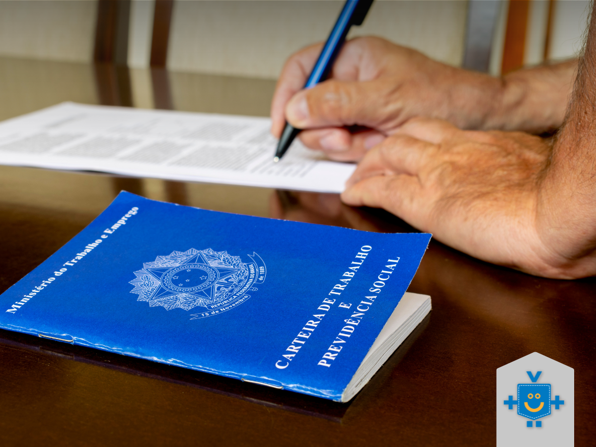 Descrição: Carteira de Trabalho e alguém assinando um contrato representando empréstimo consignado CLT.