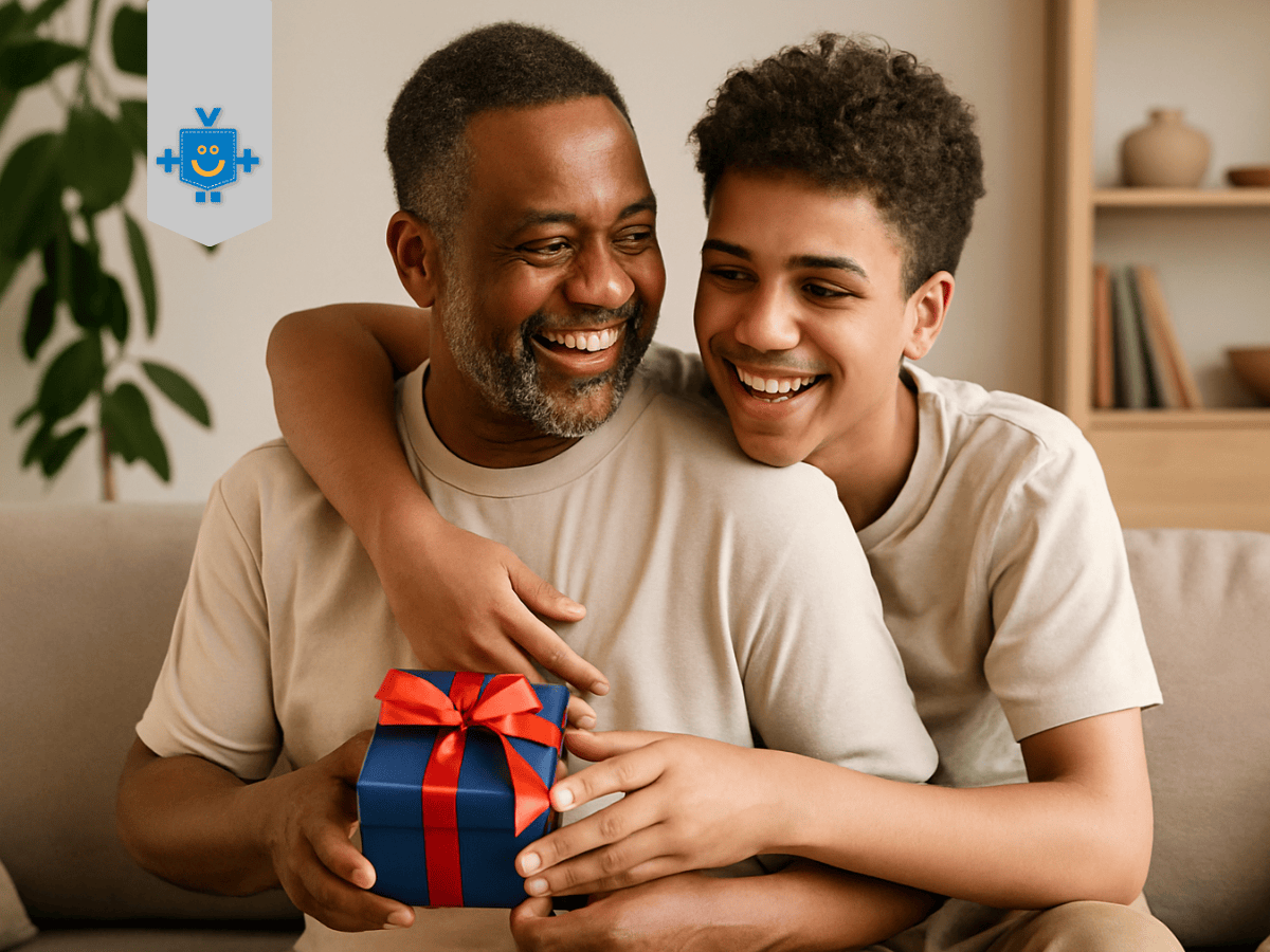 Pai e filho sorrindo juntos no sofá, segurando uma caixa azul com laço vermelho. Imagem representa carinho no presente de dia dos pais.