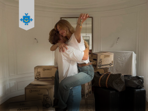 Casal comemora união estável com as chaves de casa e malas prontas