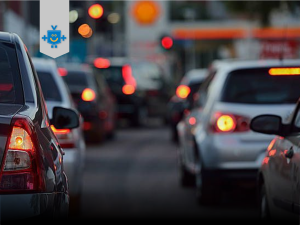 Tráfego pesado na cidade simbolizando o motivo pela alta no preço do Uber.